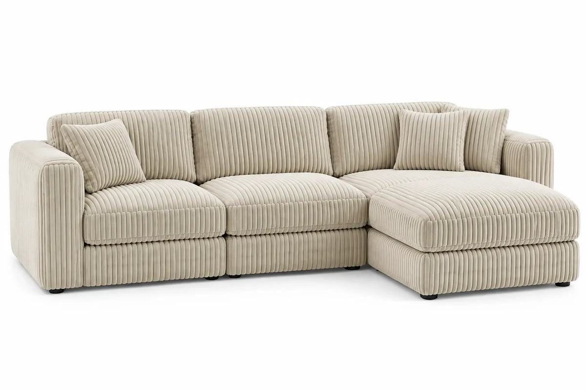Sofá esquinero tapizado con detalles de líneas verticales, beige